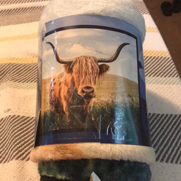 Throw - Picture 1 of 2